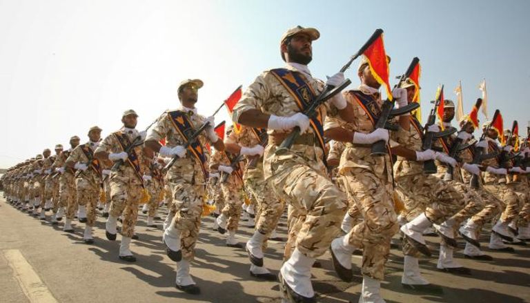 أفراد الحرس الثوري الإيراني في عرض عسكري (رويترز) 