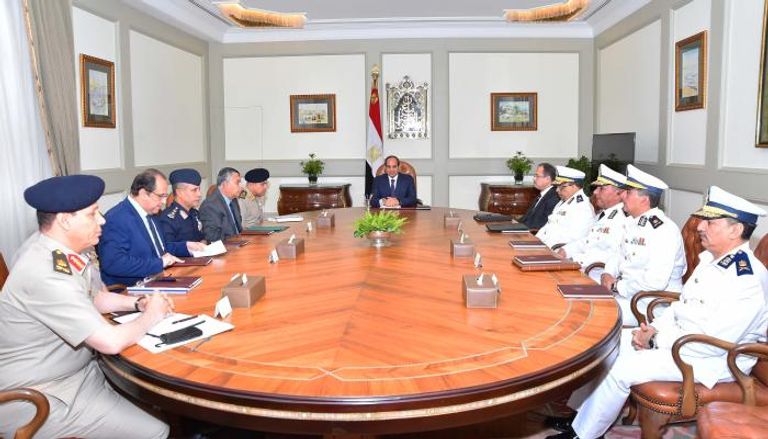 الرئيس المصري عبد الفتاح السيسي يجتمع بقيادات الجيش والشرطة