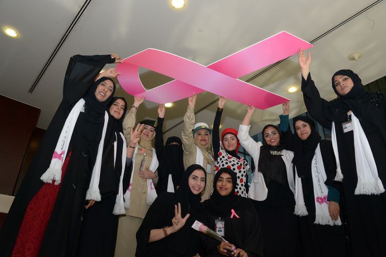 شرطة دبي تحتفل بالشهر العالمي للتوعية بسرطان الثدي
