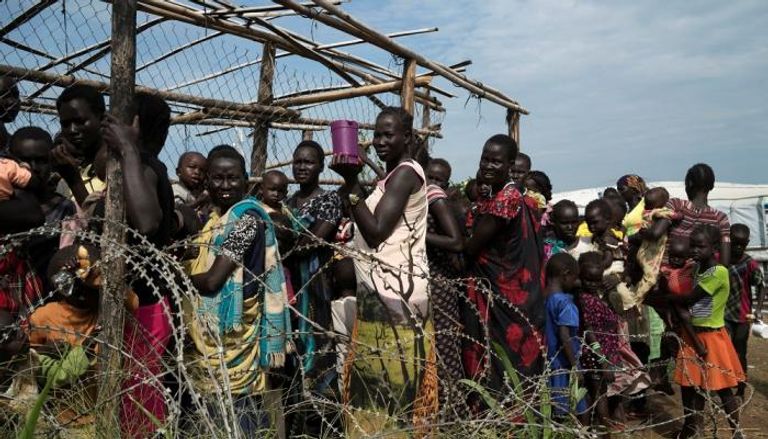 نساء وأطفال يصطفون للحصول على الغذاء في جنوب السودان- أرشيفية
