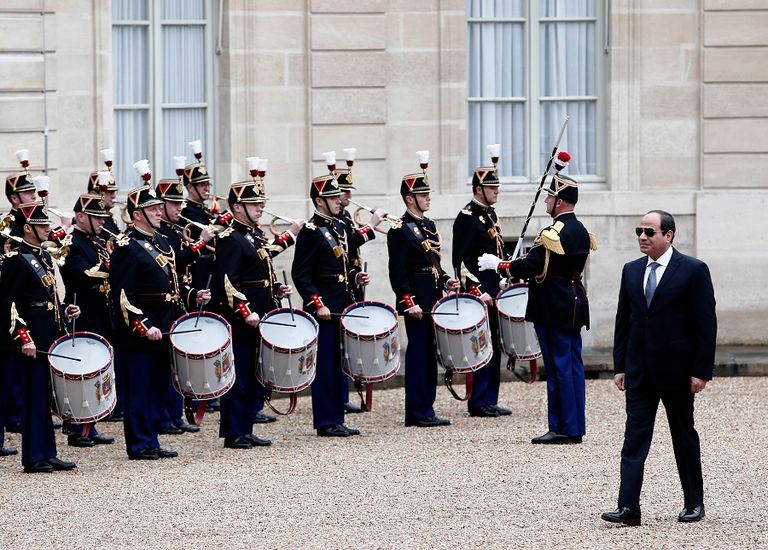 الرئيس الفرنسي يستقبل السيسي