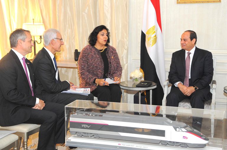 الرئيس الفرنسي يستقبل السيسي