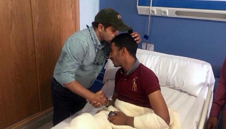 محمد هنيدي خلال زيارته للمصابين