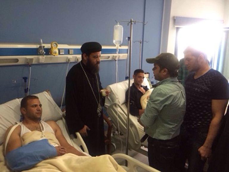 محمد هنيدي خلال زيارته للمصابين