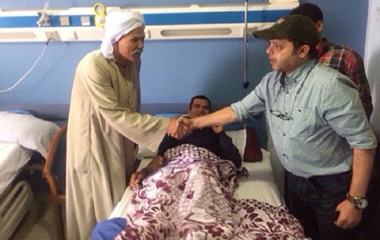 محمد هنيدي خلال زيارته للمصابين