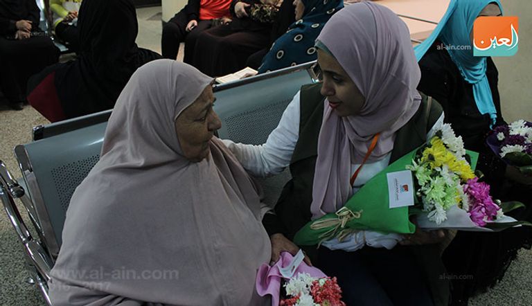 باقات زهور من "بوابة العين" لمرضى مستشفى بهية