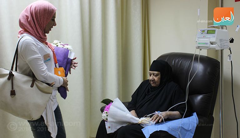 باقات زهور من "بوابة العين" لمرضى مستشفى بهية