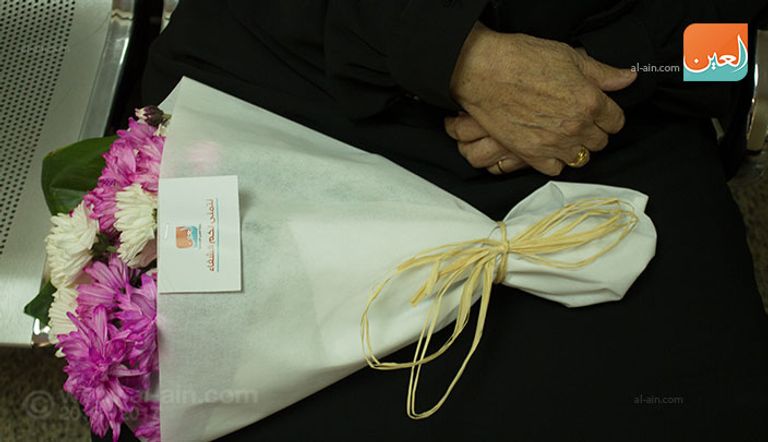 باقات زهور من "بوابة العين" لمرضى مستشفى بهية