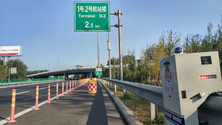 بالفيديو.. روبوتات الشرطة في شوارع بكين لمطاردة الانتهاكات المرورية