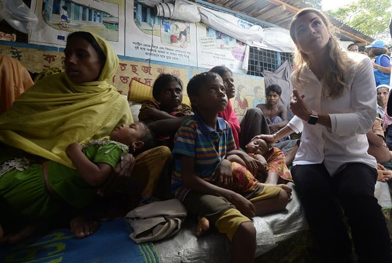 بالصور.. الملكة رانيا تزور لاجئي الروهينجا وتدعو لوضع حد لمعاناتهم