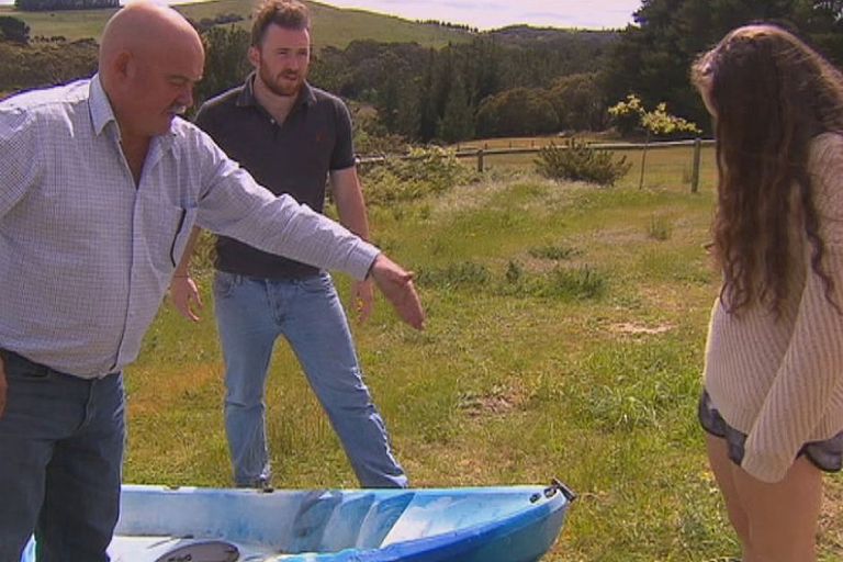 زعنفة القرش تظهر في المياه قرب قارب التجديف الخاص بسارة ويليامز