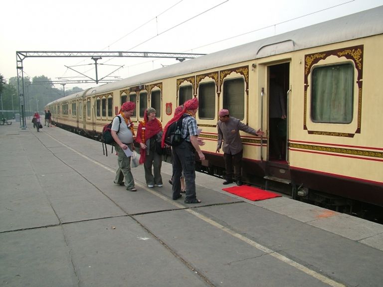 مجموعة من السائحين أمام القطار