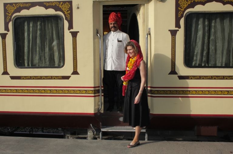 مجموعة من السائحين أمام القطار