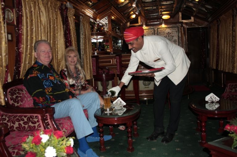 مجموعة من السائحين أمام القطار