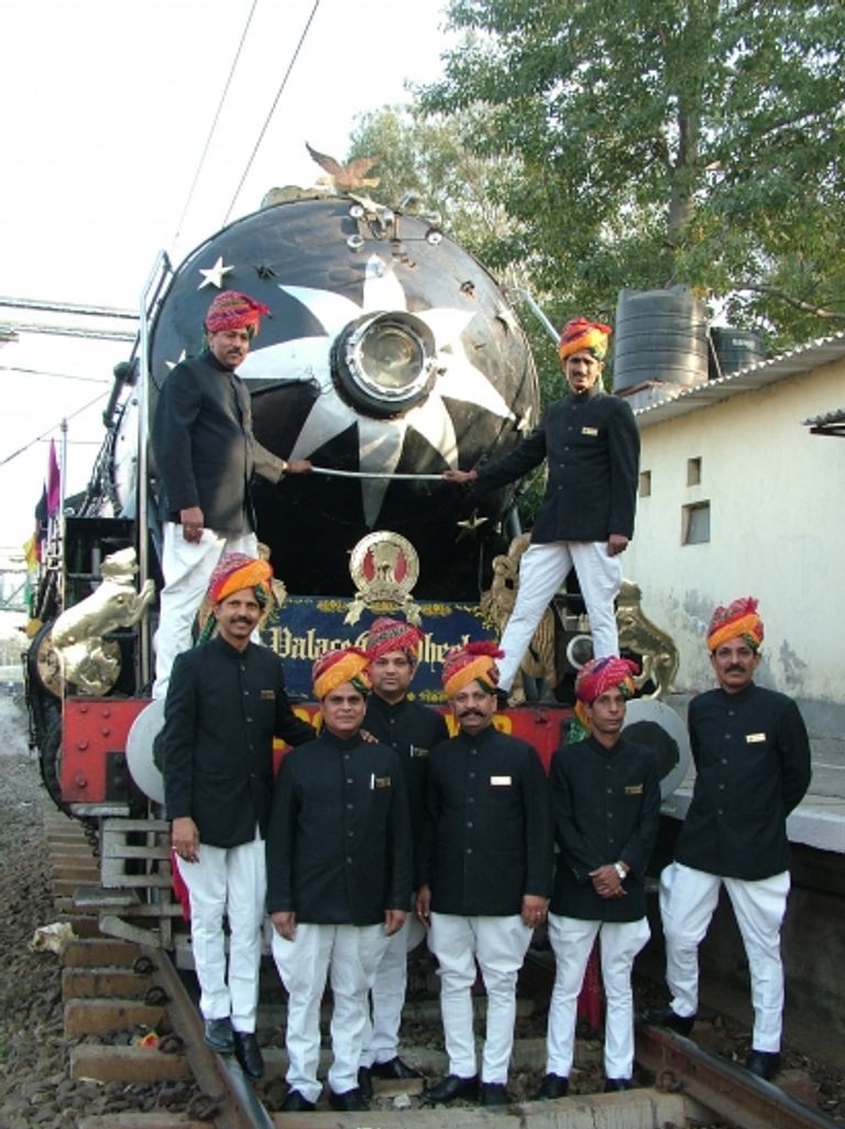 مجموعة من السائحين أمام القطار