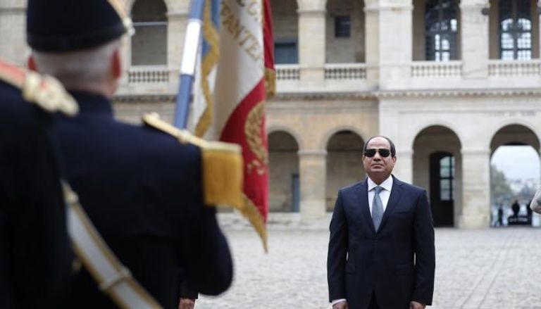 الرئيس المصري عبدالفتاح السيسي يستعرض حرس الشرف بفرنسا