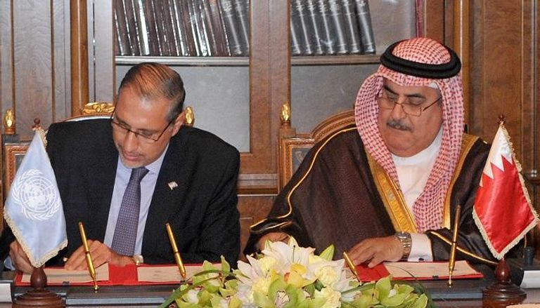 وزير الخارجية البحريني يوقع الاتفاق مع أحد ممثلي منظمات الأمم المتحدة