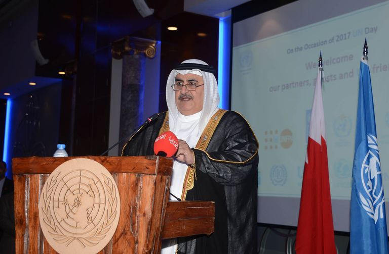 وزير الخارجية البحريني يوقع الاتفاق مع أحد ممثلي منظمات الأمم المتحدة