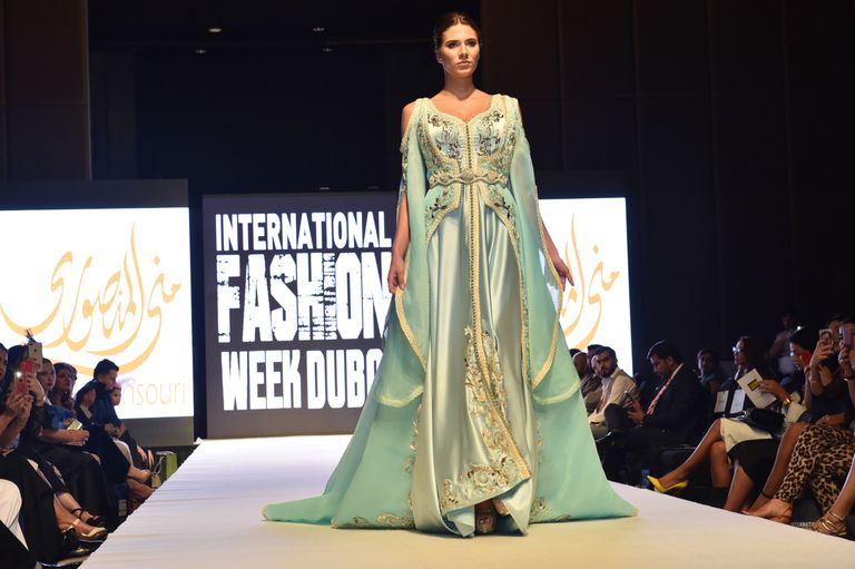 مصممة الأزياء الإماراتية منى المنصوري