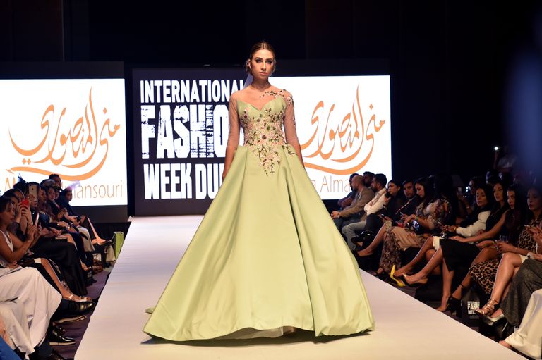 مصممة الأزياء الإماراتية منى المنصوري