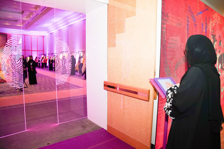 الشيخة جواهر تتطلع على مشاركات الفنانات في جائزة نُون للفنون