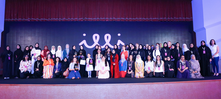 الشيخة جواهر تتطلع على مشاركات الفنانات في جائزة نُون للفنون