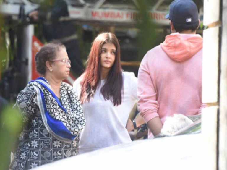 بالصور.. نجاة والدة إيشواريا راي من حريق بالعقار الذي تسكنه