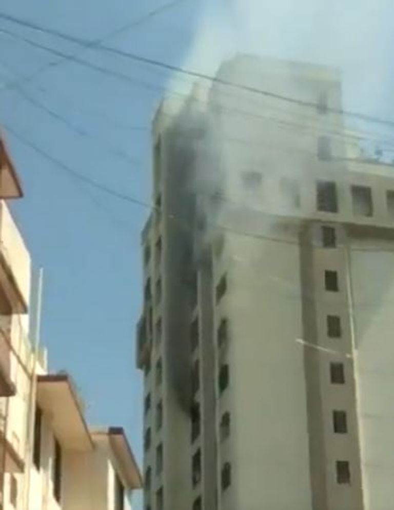 بالصور.. نجاة والدة إيشواريا راي من حريق بالعقار الذي تسكنه