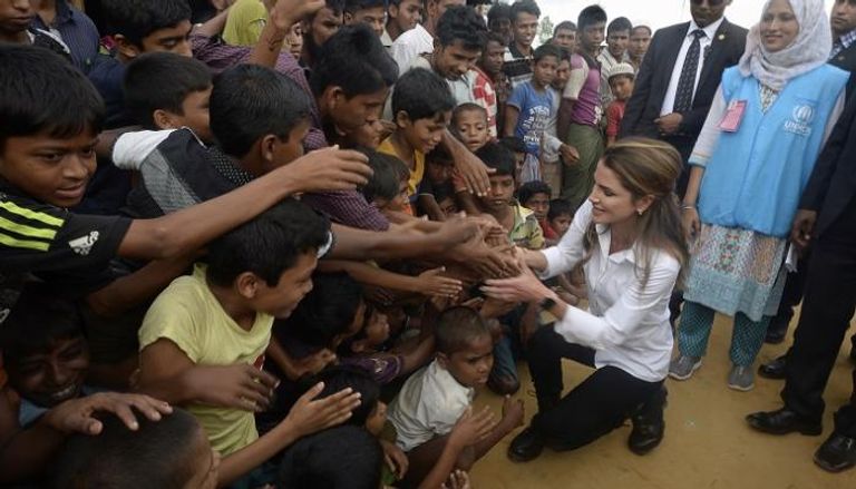 الملكة رانيا مع أطفال الروهينجا