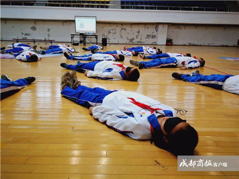 طلاب يخضعون لتجربة الموت