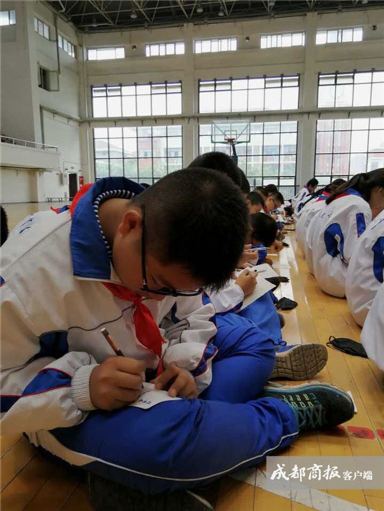 طلاب يخضعون لتجربة الموت