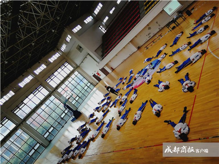 طلاب يخضعون لتجربة الموت