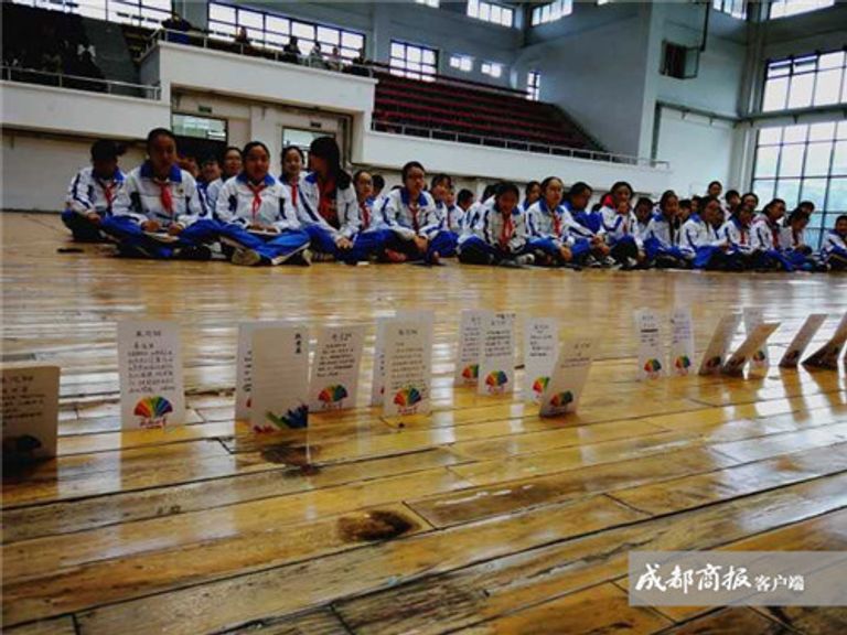 طلاب يخضعون لتجربة الموت