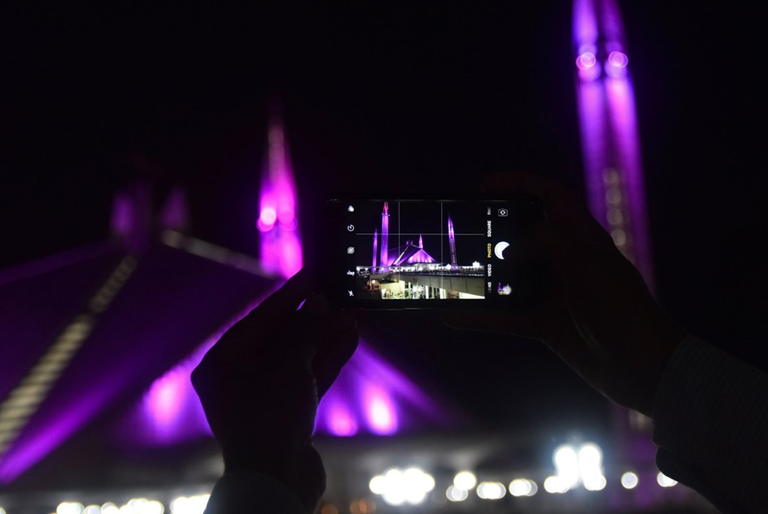 طائرة أمريكية تحمل الشعار الوردي لحملة التوعية بمرض سرطان الثدي