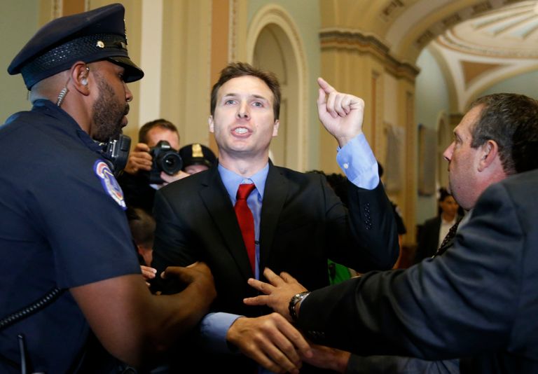 إلقاء الأعلام الروسية باتجاه ترامب