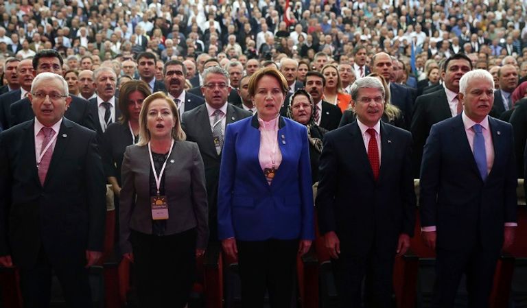 ميرال اكشِنير وسط أعضاء حزبها الجديد - أ. ف. ب