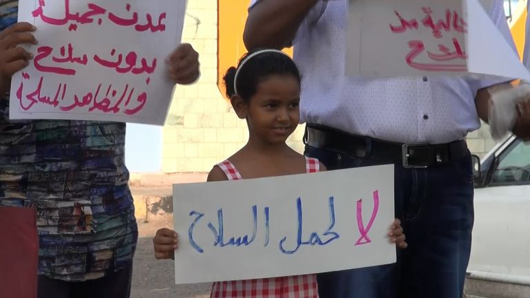 جانب من حملة لا لحمل السلاح بعدن