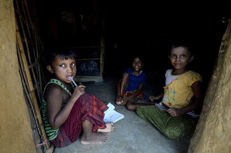 عجوز من الروهينجا يتم نقلها بطريقة بدائية - أ. ف. ب