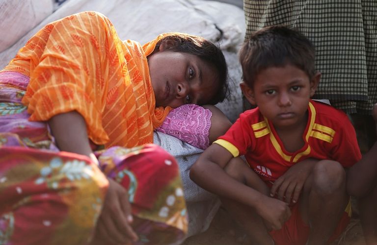 عجوز من الروهينجا يتم نقلها بطريقة بدائية - أ. ف. ب