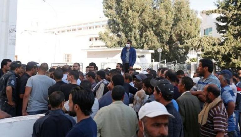 أقارب لمهاجرين تونسيين غرق قاربهم الأسبوع الماضي - رويترز