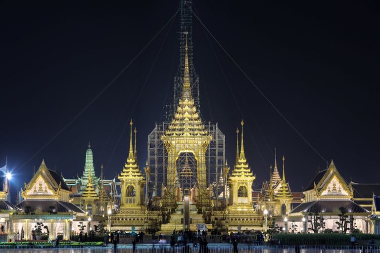 عشرات الآلاف يحتشدون في العاصمة التايلاندية لحضور جنازة الملك الراحل