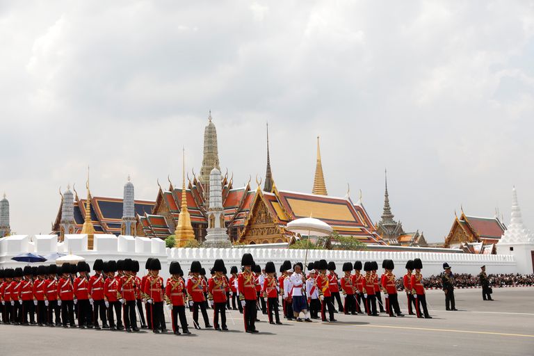 عشرات الآلاف يحتشدون في العاصمة التايلاندية لحضور جنازة الملك الراحل