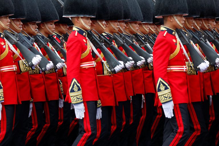 عشرات الآلاف يحتشدون في العاصمة التايلاندية لحضور جنازة الملك الراحل