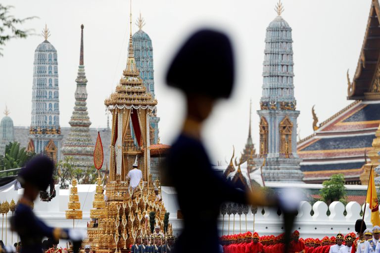 عشرات الآلاف يحتشدون في العاصمة التايلاندية لحضور جنازة الملك الراحل