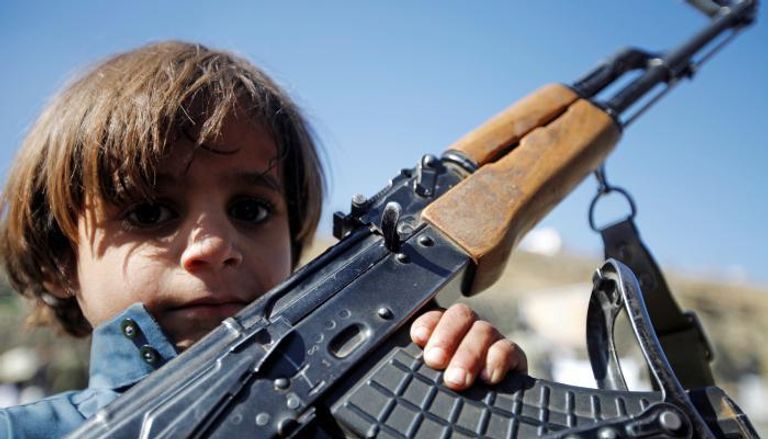 طفل يحمل بندقية آلية ضمن مليشيا الحوثي - أرشيفية