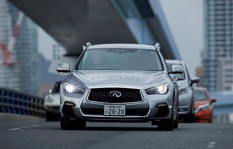 سيارة إنفينتي الفارهة إحدى موديلات نيسان