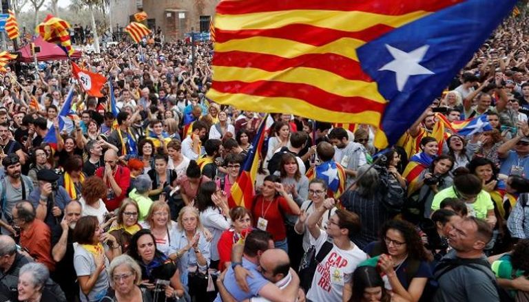 فرحة أنصال الانفصال في كتالونيا - رويترز