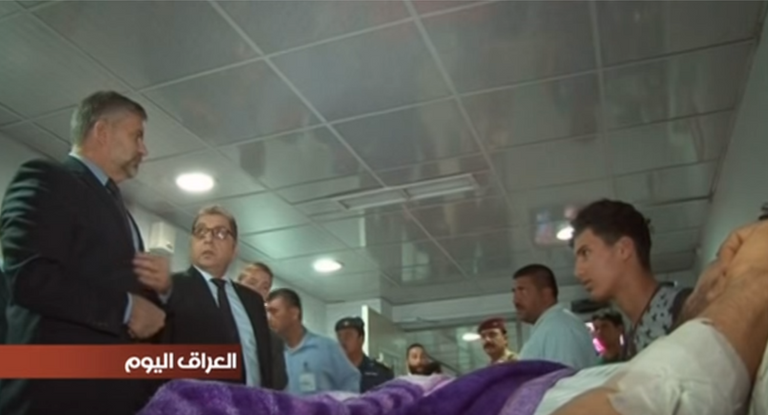 ووكر خلال زيارته مصابي مليشيا الحشد أبومهدي المهندس - الموصوف كإرهابي لدى واشنطن