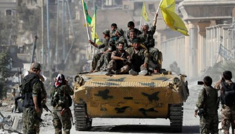 عناصر من قوات سوريا الديمقراطية تحتفل بتحرير الرقة من سيطرة داعش