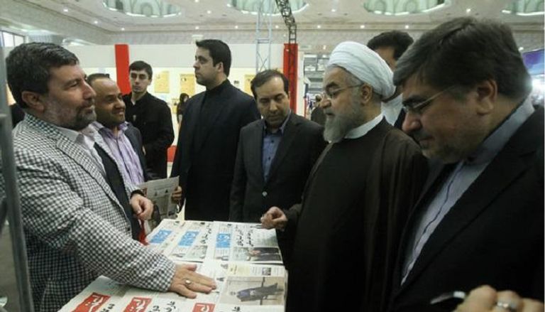 روحاني خلال تفقده معرض الصحافة الدولي في إحدى دوراته